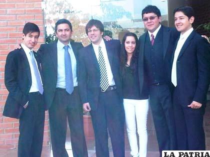 Delegación boliviana de la UPB que cumplió un buen desempeño en Argentina