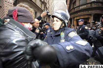 Periodistas son agredidos por policías al momento de cubrir las manifestaciones de los indignados
