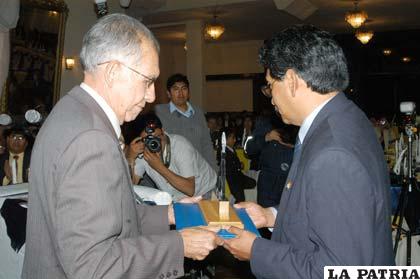 El Rotary Club premió a la excelencia empresarial de Oruro