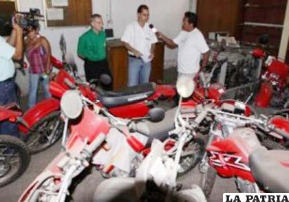 Las motocicletas destinadas a la seguridad de los cruceños se deterioran sin haber sido usadas por falta de entendimiento entre Gobierno y Gobernación