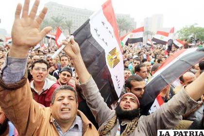 Decenas de miles de egipcios se manifiestan en la plaza Tahrir de El Cairo, en una protesta reclamando que el Ejército ceda cuanto antes el poder a los civiles