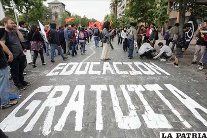 Decenas de personas marchan en Santiago de Chile, durante una nueva jornada de protesta de los estudiantes
