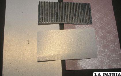 Cortar una tira del cartón corrugado de 11,5 cm x 5 cm y cortar otra tira de la cartulina texturada blanca de 12 cm x 6 cm.