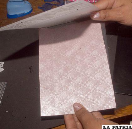 PASO 4
Para texturar la cartulina lila colocar en medio de la placa e introducir al bolso boutique.