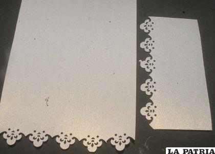 PASO 5
Perforar la parte inferior del rectángulo hecho de la cartulina texturada blanca y perforar de igual manera la parte superior de la tira de la cartulina texturada blanca.
