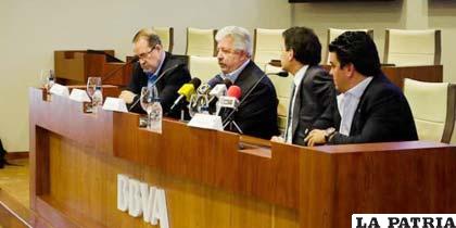 Ejecutivos de BBVA y la Liga venezolana