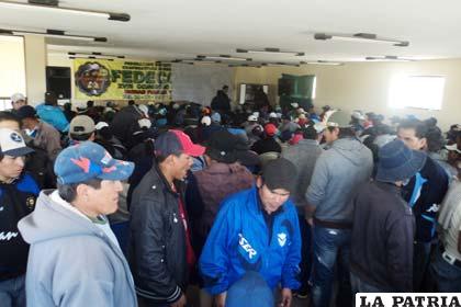 Mineros cooperativistas se reunieron para ser informados del avance en la elaboración de la ley minera