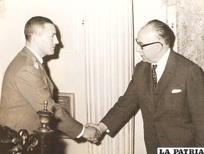 El presidente René Barrientos recibe en audiencia al ex mandatario Hertzog en 1965