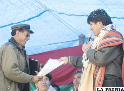 Presidente entrega cheques a municipios de la Provincia Aroma del Departamento de La Paz, con el programa Bolivia Cambia Evo Cumple