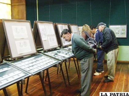 La impresionante colección de monedas y billetes 
generó mucha expectativa en el público orureño pese al paro cívico de 72 horas