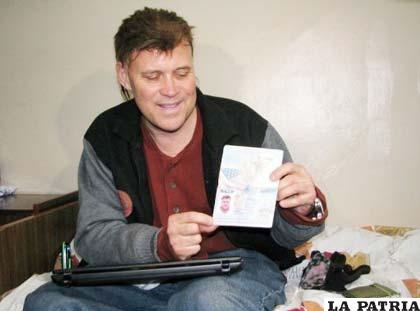 El ex candidato a gobernador de Arizona Cary Dolego, de 53 años, muestra su pasaporte en un hospital de la ciudad ucraniana de Chernivtsi