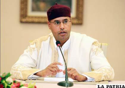 La foto muestra a Saif al Islam Gadafi, durante una rueda de prensa en Trípoli, Libia. Saif al Islam al Gadafi ha sido capturado en el Sur de Libia por una brigada de insurgentes