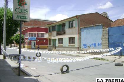 Original forma de bloquear las calles cerca al CIES