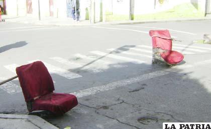 Sillones en desuso, para el bloqueo o también para el descanso de los transeúntes