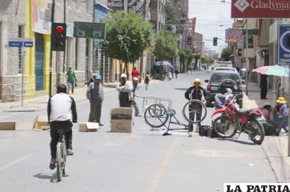 Cartones, bicicleta y una moto para bloquear la esquina de las calles Pagador y Caro