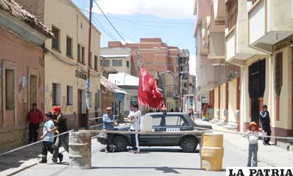 Bloqueando y charlando mientras en el techo del radio taxi flameó la rojo carmesí