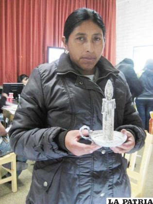 Doña Leonilda Pérez Chire se lució al hacer con sus propias manos una vela de papel periódico