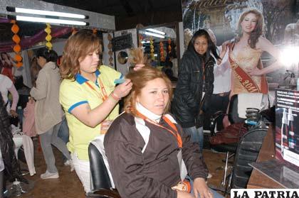 Arduo trabajo de las peinadoras y maquilladoras