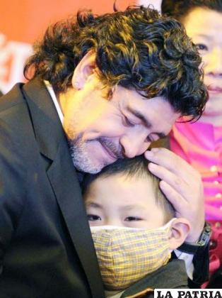 Diego Maradona llora la partida de su madre
