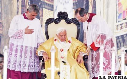 Papa Benedicto XVI ofició una misa ante 80.000 fieles