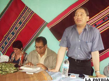 El ministro de la Presidencia Carlos Romero y otras autoridades en la reciente reunión en Quillacas