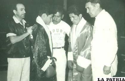 En 1967 como entrenador brinda instrucciones a los boxeadores