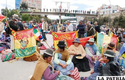 Ancianos bloquearon en El Alto por sus demandas