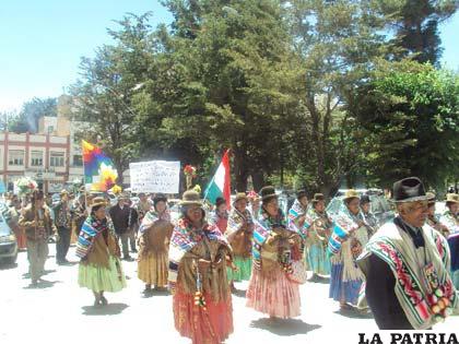 Bulliciosa marcha de protesta de pobladores de los municipios de Sabaya, Mejillones y Litoral, que partió de la zona Sur y llegó a la Plaza 10 de Febrero