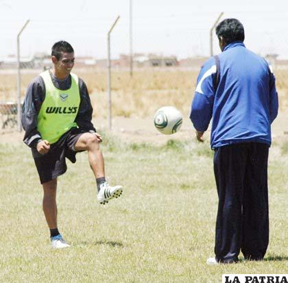 Juan Maraude trabaja con el médico Horacio Callejas