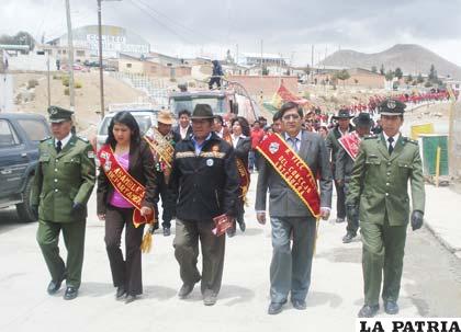 Desfile de autoridades municipales en aniversario de Antequera