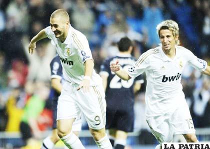 Karim Benzema celebra el gol que marcó a Dínamo con la casaca de Real Madrid
