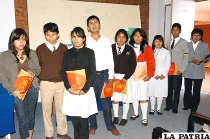 Estudiantes que recibieron premios de la Unior tras participar del Concurso Departamental de Pintura