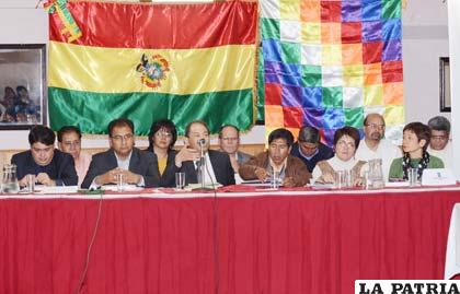 Orureños y potosinos se reunieron con el Gobierno para explorar soluciones al conflicto limítrofe entre ambos