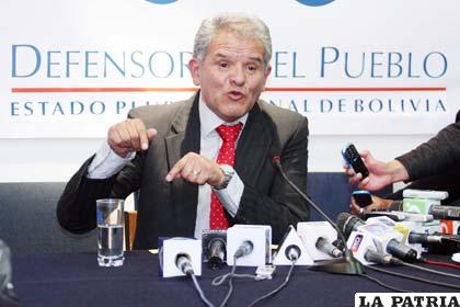 Villena recomienda llevar a juicio a ex ministro Llorenti