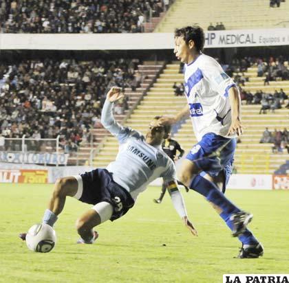 Ferreira y Herrera disputan el balón