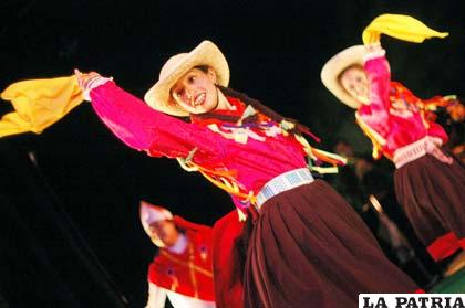 Estudiantes cusqueños demostrarán sus danzas autóctonas en el Paraninfo de la UTO