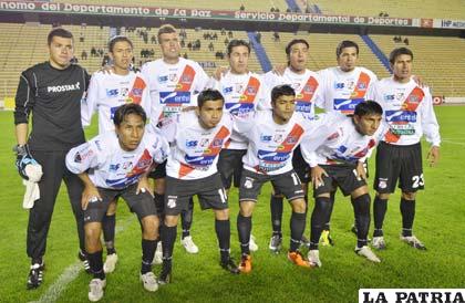 Jugadores de Nacional Potosí con el objetivo de dar cuenta de Real Mamoré
