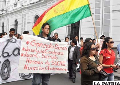 Estudiantes y población de Sucre reclaman justicia y piden que se aclaren las muertes de La Calancha