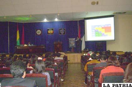 Simposio de la Carrera de Ingeniería Comercial de la FNI dependiente de la UTO recibió alrededor de 500 estudiantes de La Paz, Cochabamba y Oruro