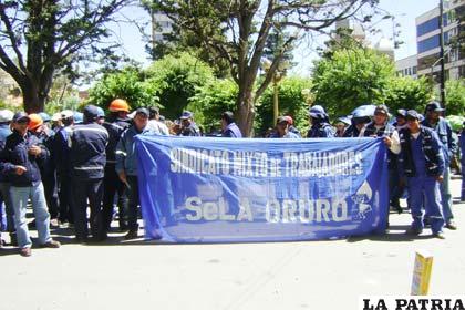 Trabajadores deL SeLA bloquean las calles en demanda de incremento salarial