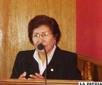 Elvira Cárdenas, autora del libro “Oruro en la Guerra del Chaco”