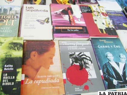 Diversos libros que constituyen la donación bibliográfica de la Embajada de España en Bolivia al Municipio de Oruro