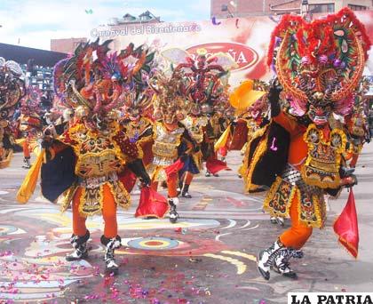 Diablos de la Gran Tradicional y Auténtica Diablada Oruro durante su participación en el Carnaval 2011