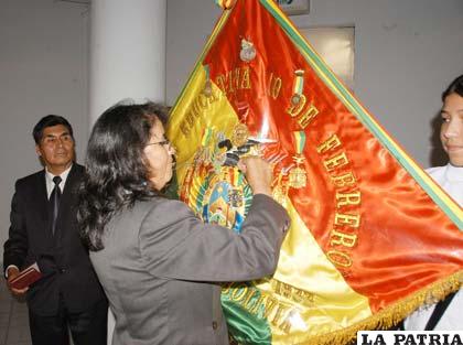 Escuela 10 de Febrero recibió la Medalla Nacional de la “Gran Orden Boliviana de la Educación” en el grado de “Gran Oficial”