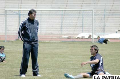 Ferrufino brinda instrucciones a Viera en el entrenamiento de ayer