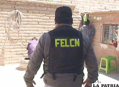 Un efectivo de la Felcn persuade a los “narcos”