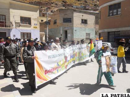 Las autoridades encabezaron la movilización