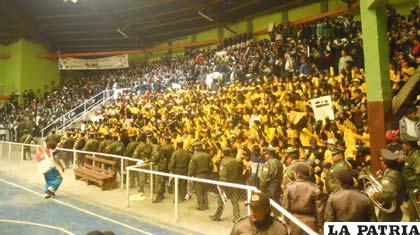 El coliseo de Huanuni tuvo un lleno total de estudiantes