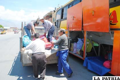 La carga de chancho es descargada de uno de los buzones del ómnibus