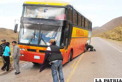 El bus se quedó sin llantas cuando llegaba a Oruro